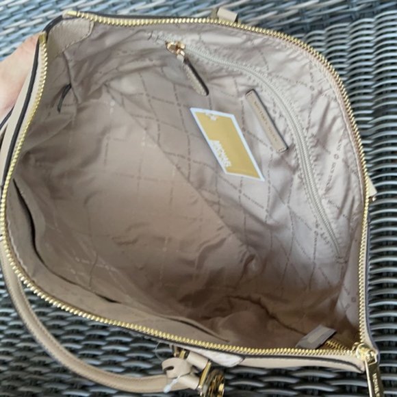 Michael Kors Charlotte Large Top Zip Tote - Picture 12 of 16